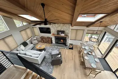 Image de Beautiful 5-bedroom close to skiing, Hudson and indoor fireplace