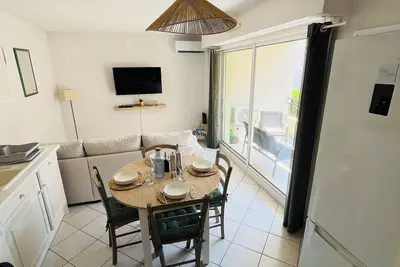 Image de Appartement proche de toute commodité, 800m de la plage, super bien situé.