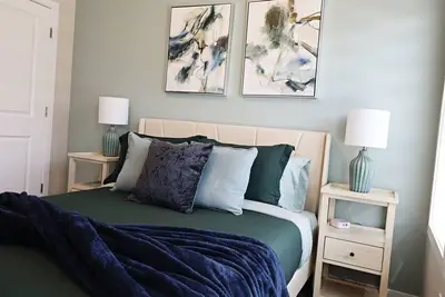 Image de Edgemont Getaway Upstairs | King Bed, Garage, Wem