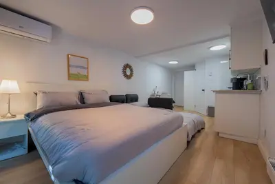 Image de Renovated Studio w/ Parking | Queen Bed + Sofa Bed