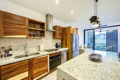 Image de Less than 5 min walk to the beach! 2 bedroom, luxury Condo with rooftop pool.