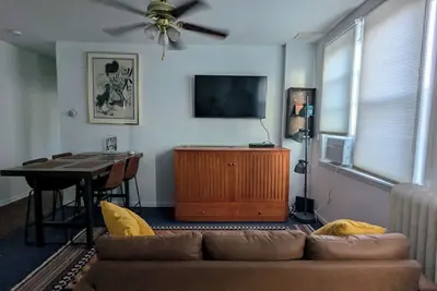 Image de 2nd Floor South Philly Apartment w/ a view of Stadiums. Quiet street w/ parking!