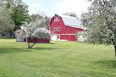 Image de Luxury 1870’s Farmhouse with Barn and Vineyard on the Cayuga Lake Wine Trail
