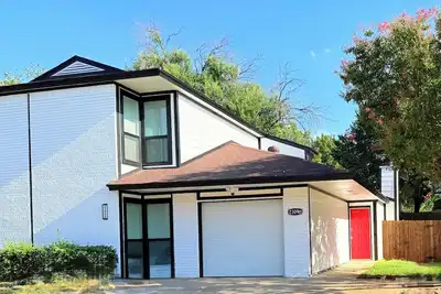 Image de Arlington Entertainment District Home Red Door