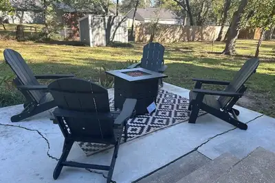 Image de Indie vibe fire pit 3 Br minutes to Ecu