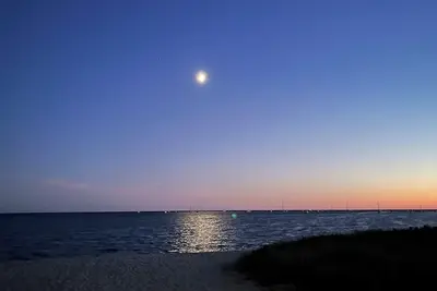 Image de Family friendly condo 70 steps to Keyes ocean beach