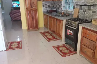 Image de Large spacious 2 bedroom 2 bathroom, secure garage family house.