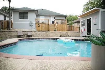 Image de Family Getaway ~Renovated 3br Home+ Private Pool Close to Airport, Dt, & F1