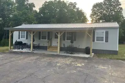 Image de Enjoyable 2-bedroom house on 24 acres right on Black River.