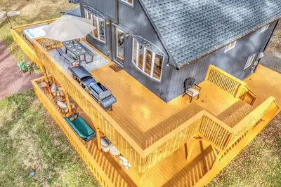 Image de Pocono Sleep 16 Sauna Hot Tub + Private Acre + Ac + King + Bunk Beds + Spa Bath