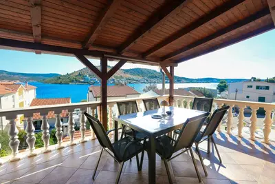 Image de Appartement de deux chambres avec la terrasse et la vue sur le mer Rogoznica (A-24889-b)