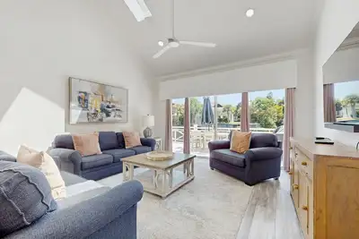 Image de Gorgeous waterfront dog-friendly home with patio/deck, golf cart & shared pool