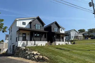 Image de Pristine Brand New Coastal Luxe