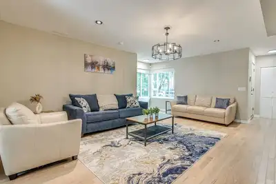 Image de 2 Mi to South Shore Beach: Urban Retreat w/ Yard