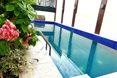 Image de Minimalist Retreat with a Expansive Turf Garden and Vivid Blue Pool