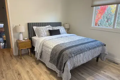 Image de Ideal location for a comfy Boulder retreat with all new flooring & furnishings!