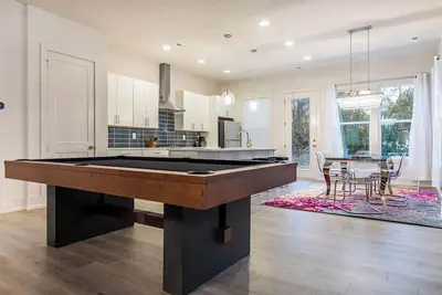 Image de *PoolTable * 15 Mins to  Uptown & Dt * King Bed!