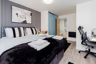 Image de Bright and modern 2-bedroom, 2-bath apartment with lift access. Recently refurbished for comfort and style, perfect for groups or families. Enjoy special monthly discounts for extended stays!