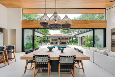 Image de Step into 4, 000 sq. ft. of elegance with 4 spacious bedrooms, a private pool, and an outdoor Bbq rancho. Enjoy exclusive access to world-class, resort-style amenities—all in a tropical paradise designed for unforgettable getaways.