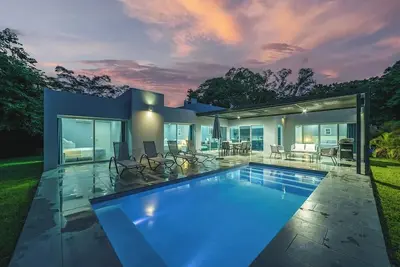 Image de Luxury 3br Villa w/ Private Pool, Walk to Beach & Downtown