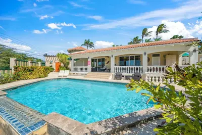 Image de 5-minute drive to Eagle Beach! Private pool!