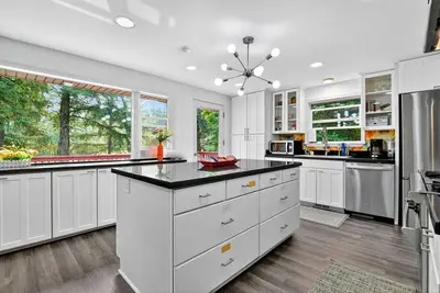 Image de New! Tranquil 4br Escape | Deck, Huge Yard & Nature