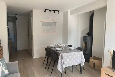 Image de À 20m des remontées, 2ème étage, balcon, cheminée ou poêle à bois, télévision, casier à ski, 48m²