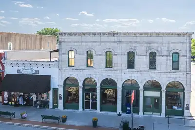 Image de Step Out on Historical Granbury Square from Beautiful Fully Furnished Apartment!