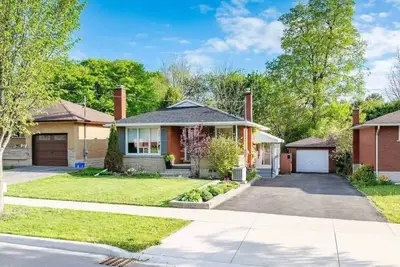 Image de Bright and Private walkout basement near downtown Kitchener with garden access.