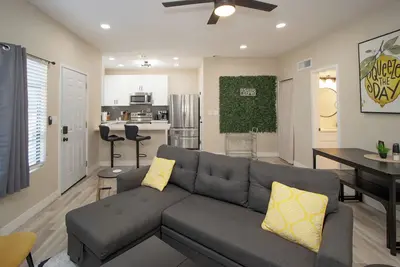 Image de Enjoyable Lemon themed townhome with Ac in vibrant Tempe