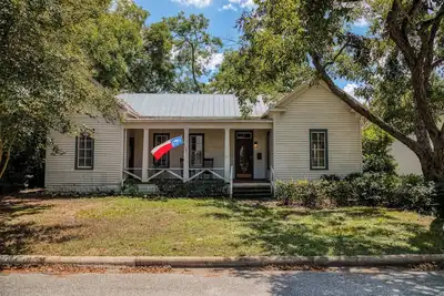 Image de Historic Charm Meets Cozy Comfort in Downtown Brenham