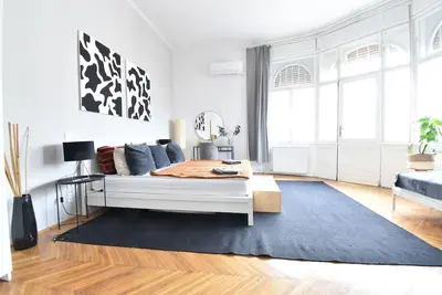 Image de Beautiful 8 bedroom 6 bathrooms with balconies