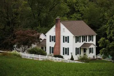 Image de Historic two-story log farmhouse with first-floor master suite and Ac
