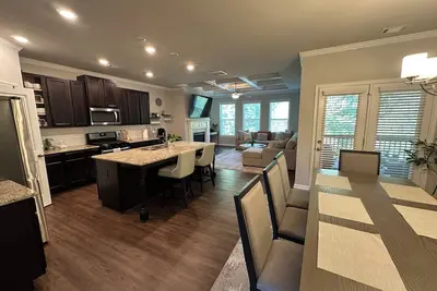 Image de Model- Home Modern, Spacious, and Great Location