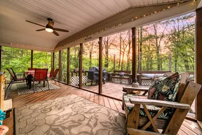 Image de Poconos Hideaway - 1mi to Lake - Firepit - Pets Ok