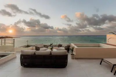 Image de Oceanfront Escape – Two-Level Penthouse with Private Rooftop & Pool