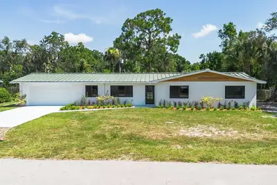 Bright & Roomy Okeechobee Stay w/ Workspace