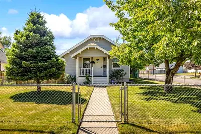 Image de Cozy Bungalow w/ Yard • Near Parks & Hospital
