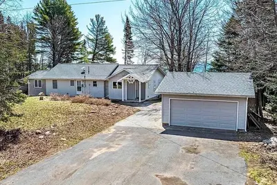 Image de Superior Attitude- Pet-Friendly, 4br Lake Superior Getaway