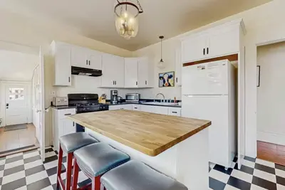 Image de Lilac Victorian Upstairs-Water-View Retreat in the Heart of Old Town