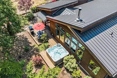 Image de Mountain-View Retreat with Hot Tub & Waterfalls