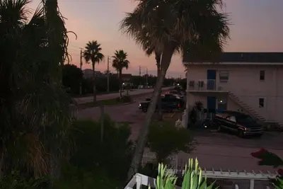 Image de Penguins on the Beach | 2br Steps to Beach & Downtown w/pool | Unit 5