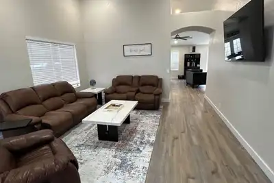 Image de 3 Bedroom-Fall Football Getaway – Pool Home near State Farm Stadium- 15 min walk