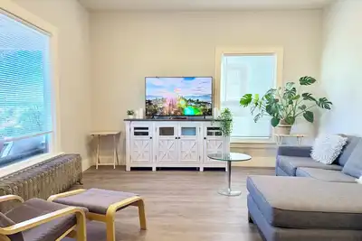 Image de Light filled apt in Historic Home by Uw & Downtown