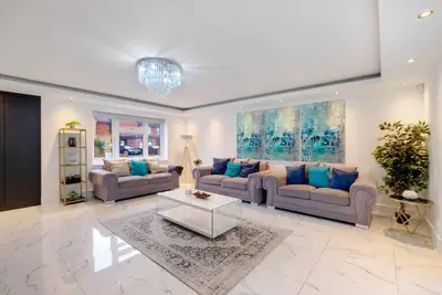 Image de Stunning 5 Bedroom, 3 Bathroom Home in Windsor