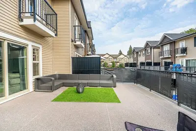 Image de 3-bedroom townhome in enchanting Abbotsford with Ac