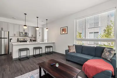 CozySuites Ayr | parking, pool, gym  #06