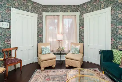 Image de Stylish 3br Apt | River Views Screen Porch Firepit