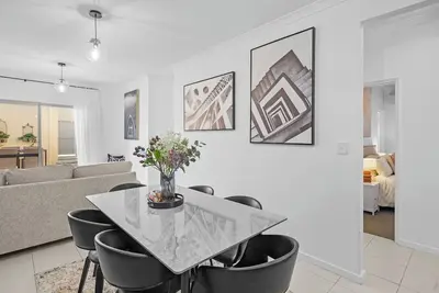 Image de Hills & Paws – A Sepal Stay is a peaceful 3-bedroom retreat at the gateway to Perth’s hills, national parks and waterfalls. A perfect base for hikers, nature lovers, travelling families and guests with dogs. Modern, bright, fully equipped home!