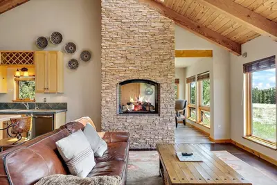 Image de High Castle Cabin Sum